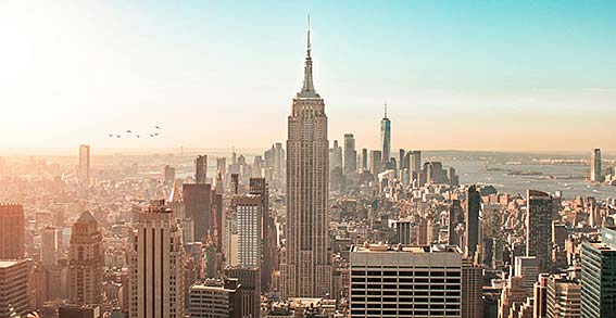 New York skyline med Empire State Building i mitten