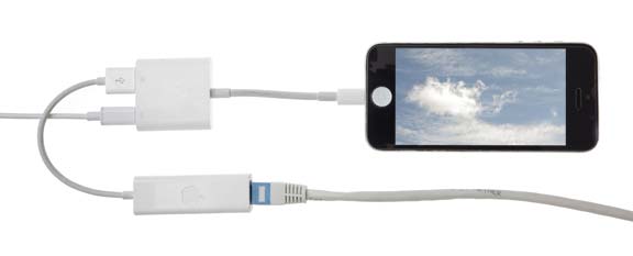 Lightning till kameraadapter vidare till Ethernet-adapter.