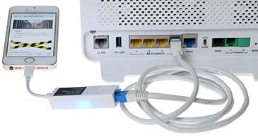 mobil inkopplad med adapter och kabel till en router