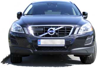 En volvo med radar synlig i grillen